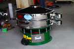 800型單層三次元振動(dòng)篩，產(chǎn)量可達(dá)800kg/h。