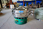 1200型三次元振動(dòng)篩，產(chǎn)量可達(dá)2100kg/h。